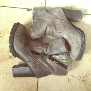 Sweater lined Taupe heeled boots